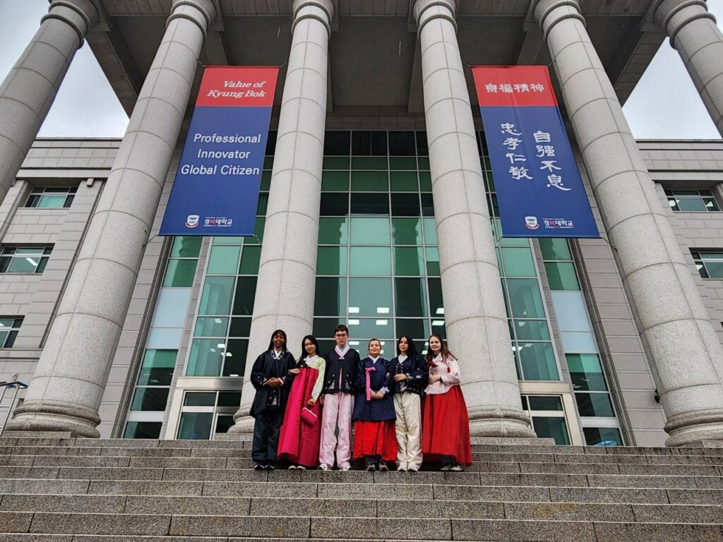A Universidade Kyungbok oferece cursos de coreano para estudantes que desejam ingressar na universidade. O programa consiste em 1 ano a 1 ano e meio de curso.</p> <p>Depois de concluir o curso, os alunos serão capazes de passar do nível 3 a 5 do TOPIK, que é suficiente para ingressar em universidades e escolas de pós-graduação na Coréia.</p> <ul> <li><strong>Duração:</strong> De 1 ano a 1 ano e 6 meses.</li> <li><strong>Visto:</strong> Há necessidade de visto de estudante.</li> <li><strong>Trabalho:</strong> É permitido trabalhar legalmente após 6 meses da chegada na Coreia do Sul.</li> <li><strong>Estadia: </strong>Possibilidade de estadia permanente. Todos os nossos programas de longa duração oferecem ao aluno a possibilidade de ingressar no status de vistos de residência.</li> <li><strong>Visto renovável:</strong> O aluno não precisa deixar o país para renovar o visto.</li> <li><strong>Imigração:</strong> Com possibilidade de imigração.</li> <li><strong>Local dos cursos:</strong> Seoul, Pocheon e Namyangju.</li> <li><strong>Início dos cursos:</strong> Janeiro, Março, Abril, Junho, Julho, Setembro, Outubro e Dezembro.</li> <li><strong>Programação:</strong> 5 dias de estudo por semana.</li> <li><strong>Níveis de conhecimento do idioma:</strong> Iniciante, Intermediário ou Avançado.<strong> (Haverá teste de nivelamento antes do início das aulas).</strong></li> <li><strong>Carga Horária:</strong> 4 a 6 horas de aula por dia + intervalo<b>.</b></li> <li><strong>Período:</strong> O horário da aula: 9h às 13h (nível 2-6). 13h30 às 17h20 (nível 1). No Centro Educacional de Seoul o horário é das 9h às 13h e atende a todos os níveis.</li> </ul> <p><strong>Exigência:</strong></p> <p>O diploma de ensino médio ou equivalente de seu país de origem é requisito mínimo para admissão. O aluno pode se inscrever 6 meses antes de se formar do ensino médio.</p> <p><strong>Detalhe do programa de estudo:</strong></p> <ul> <li>As aulas são ministradas em seis níveis de proficiência, do iniciante ao avançado.</li> <li>Cada sessão dura 3 meses e um ano letivo consiste em 4 sessões.</li> <li>Uma sessão consiste em aulas de 200 horas (10 semanas/sessão, 5 dias/semana, 4 horas/dia).</li> <li>No Centro Educacional de Seul - Programa de 160 horas de aula (10 semanas/sessão, 4 dias/semana, 4 horas/dia).</li> <li>O horário da aula é das 9h às 13h (nível 2-6). 13h30 às 17h20 (nível 1). No Centro Educacional de Seul o horário é das 9h às 13h a atende a todos os níveis.</li> </ul> <p><strong>Obs.:</strong> As matrículas para os cursos longos devem ser obrigatóriamente feitas com no mínimo 6 meses de antecedência do início desejado do curso na Coreia do Sul.</p> <p><img src=